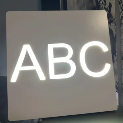 Kaseton Dibond z wyfrezowanymi literami ABC i podświetleniem LED