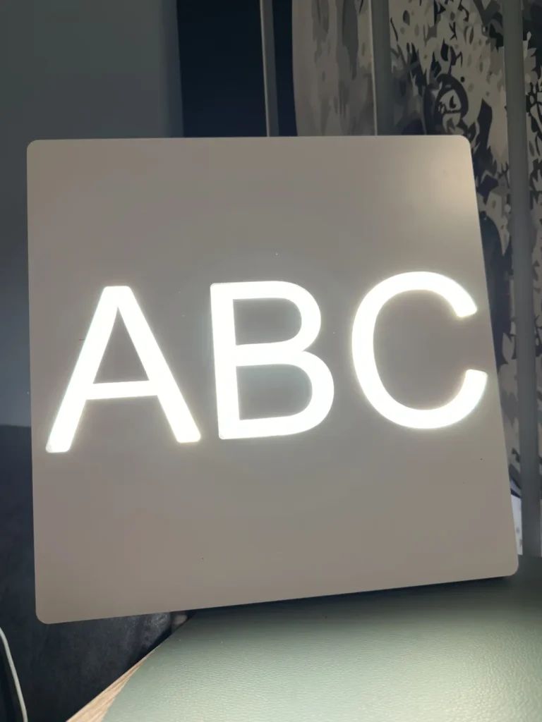 Kaseton Dibond z wyfrezowanymi literami ABC i podświetleniem LED