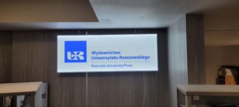 Podświetlany szyld Plexi dla Wydawnictwa Uniwersytetu Rzeszowskiego