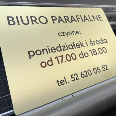 Złota tablica Biuro Parafialne z godzinami otwarcia – tablice i szyldy reklamowe z dibondu