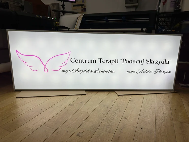 Podświetlany szyld Centrum Terapii Podaruj Skrzydła – tablice i szyldy reklamowe
