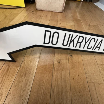 Biała tablica kierunkowa z napisem Do Ukrycia OPL – tablice i szyldy reklamowe z dibondu