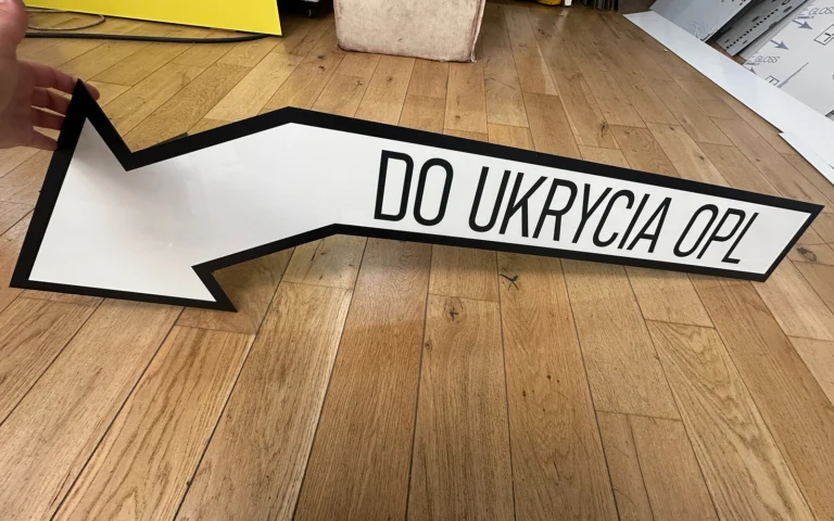 Biała tablica kierunkowa z napisem Do Ukrycia OPL – tablice i szyldy reklamowe z dibondu