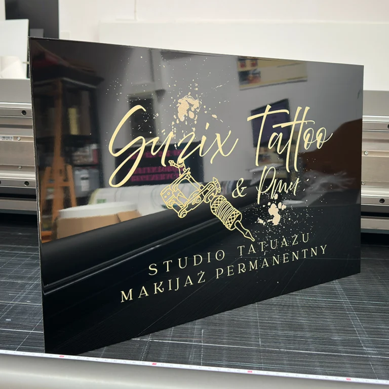 Czarny szyld Guzix Tattoo & PMU z napisem złotym – tablice i szyldy reklamowe z dibondu