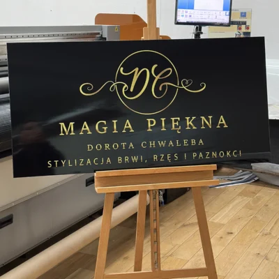 Czarny szyld Magia Piękna z napisem w złocie – tablice i szyldy reklamowe z dibondu