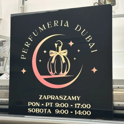 Czarny szyld Perfumeria Dubai z logo flakonu – tablice i szyldy reklamowe z dibondu