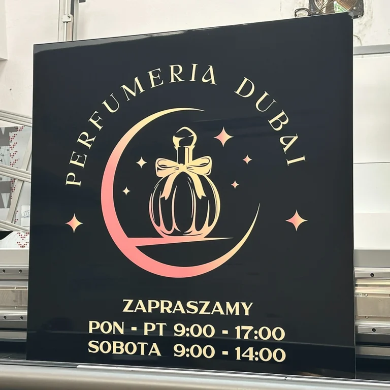 Czarny szyld Perfumeria Dubai z logo flakonu – tablice i szyldy reklamowe z dibondu