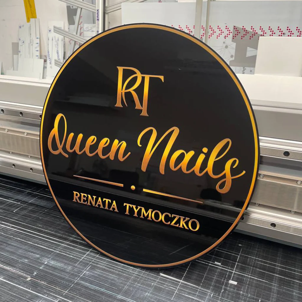 Okrągła tablica Queen Nails z napisem w złocie – tablice i szyldy reklamowe z dibondu