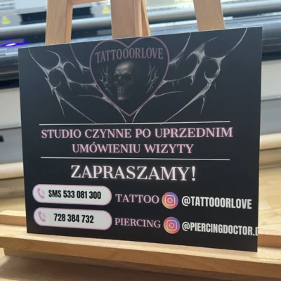 Czarna tablica TattooOrLove z różowym nadrukiem – tablice i szyldy reklamowe z dibondu