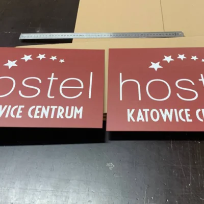 Czerwona tablica Hostel Katowice Centrum – tablice i szyldy reklamowe z dibondu