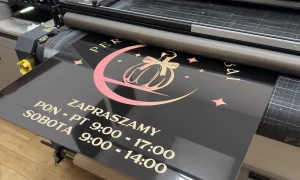 Błyszcząca tablica z nadrukiem UV – tablice i szyldy reklamowe z dibondu