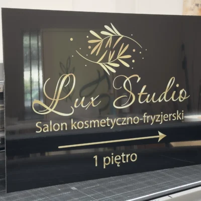 Złoty napis Lux Studio na czarnej tablicy – tablice i szyldy reklamowe z dibondu