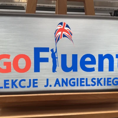 Szyld reklamowy szkoły językowej GoFluent z flagą UK, tablice i szyldy reklamowe