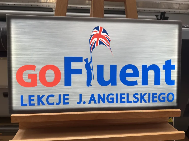 Szyld reklamowy szkoły językowej GoFluent z flagą UK, tablice i szyldy reklamowe