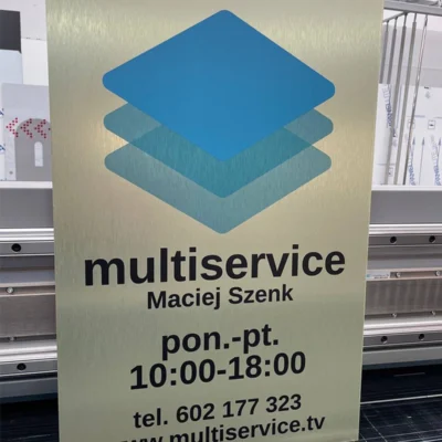 Srebrny szyld z logo Multiservice i danymi firmy – tablice i szyldy reklamowe z dibondu