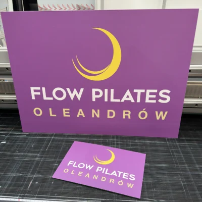 Fioletowy szyld Flow Pilates Oleandrów – tablice i szyldy reklamowe