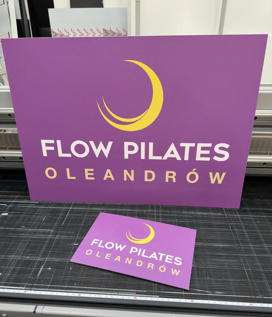 Fioletowy szyld Flow Pilates Oleandrów – tablice i szyldy reklamowe