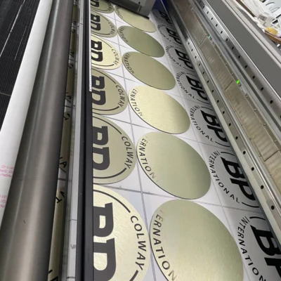 Produkcja złotych tablic BP International – tablice i szyldy reklamowe z dibondu