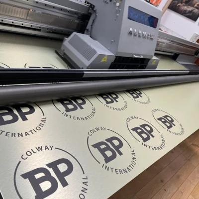 Druk UV tablic BP International na płycie aluminiowej, tablice i szyldy reklamowe z dibondu
