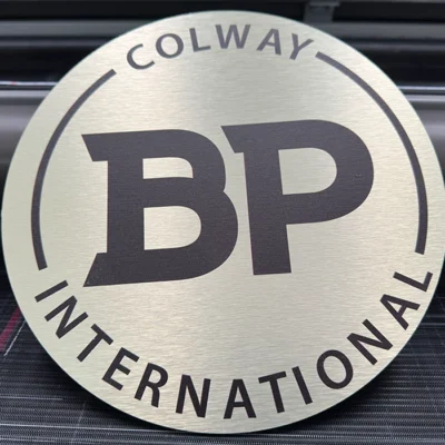 Okrągła tablica BP International z czarnym nadrukiem, tablice i szyldy reklamowe z dibondu