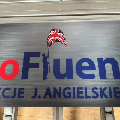 Szyld GoFluent z flagą brytyjską i logo szkoły językowej, tablice i szyldy reklamowe