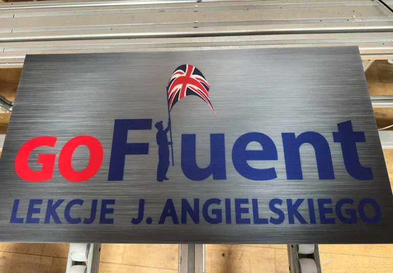 Szyld GoFluent z flagą brytyjską i logo szkoły językowej, tablice i szyldy reklamowe