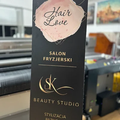 Czarna tablica Hair Love Beauty Studio z różowym akcentem, tablice i szyldy reklamowe