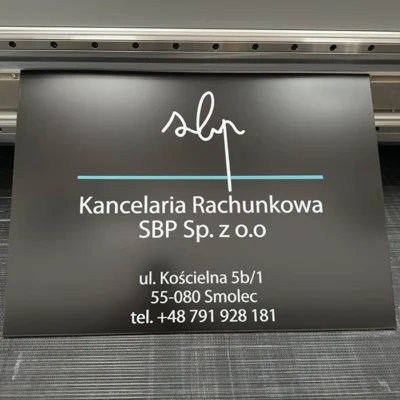 Tablica Kancelaria Rachunkowa SBP z niebieskim paskiem i danymi firmy, tablice i szyldy reklamowe