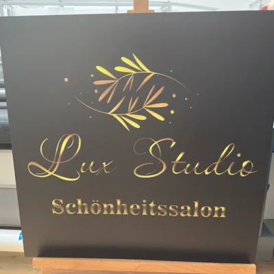 Tablica Lux Studio Schönheits­s­alon z złotym nadrukiem, tablice i szyldy reklamowe