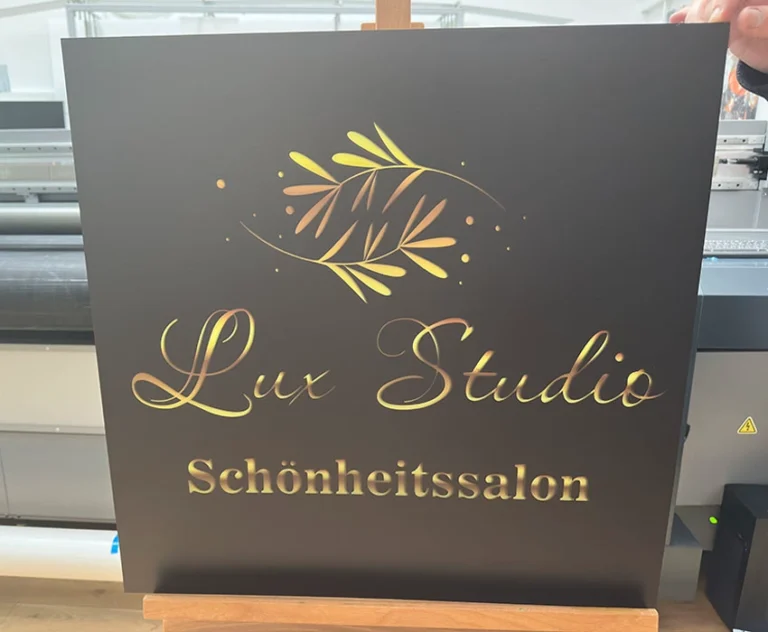 Tablica Lux Studio Schönheits­s­alon z złotym nadrukiem, tablice i szyldy reklamowe