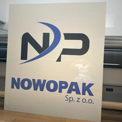 Tablica firmowa Nowopak Sp. z o.o. z logo NP, tablice i szyldy reklamowe