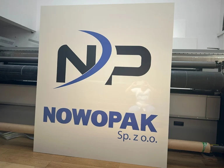 Tablica firmowa Nowopak Sp. z o.o. z logo NP, tablice i szyldy reklamowe