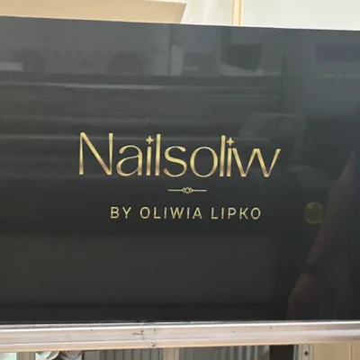 Szyld Nailsoliw by Oliwia Lipko w kolorze złotym, tablice i szyldy reklamowe z dibondu