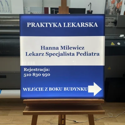 Niebiesko-biała tablica Praktyka Lekarska z danymi pediatry, tablice i szyldy reklamowe
