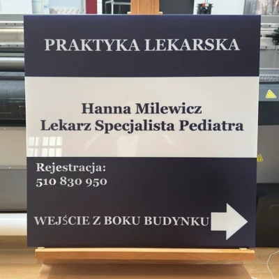 Tablica medyczna Hanna Milewicz z napisem Praktyka Lekarska, tablice i szyldy reklamowe