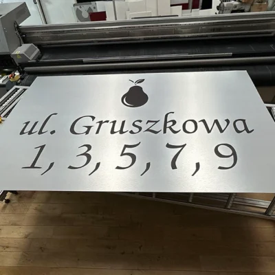 Tablica adresowa ul. Gruszkowa z numerami posesji, tablice i szyldy reklamowe z dibondu