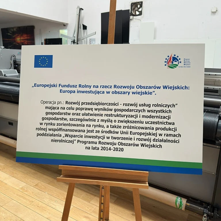 Tablica informacyjna z logo Unii Europejskiej i opisem projektu, tablice i szyldy reklamowe