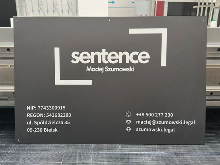 Ciemna tablica z logo Sentence i danymi kancelarii Maciej Szumowski, tablice i szyldy reklamowe