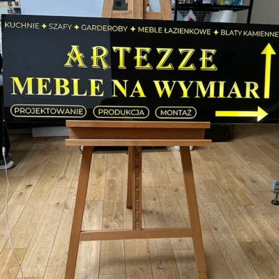 Tablica reklamowa Artezze meble na wymiar z żółtym napisem, tablice i szyldy reklamowe