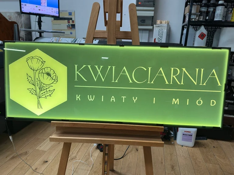Tablice i szyldy reklamowe – zielony podświetlany szyld „Kwiaciarnia Kwiaty i Miód”