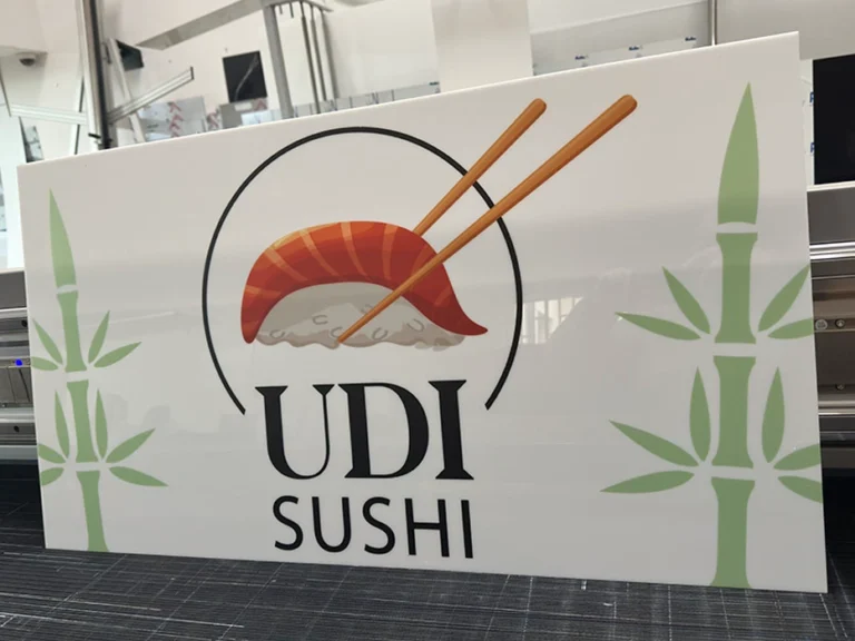 UDI Sushi – tablice i szyldy reklamowe z motywem bambusa