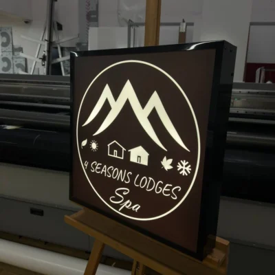 Podświetlany kaseton LED „4 Seasons Lodges Spa” z graficznym logo