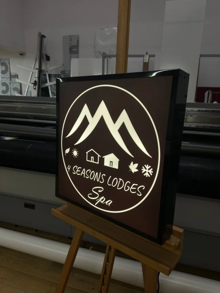 Podświetlany kaseton LED „4 Seasons Lodges Spa” z graficznym logo