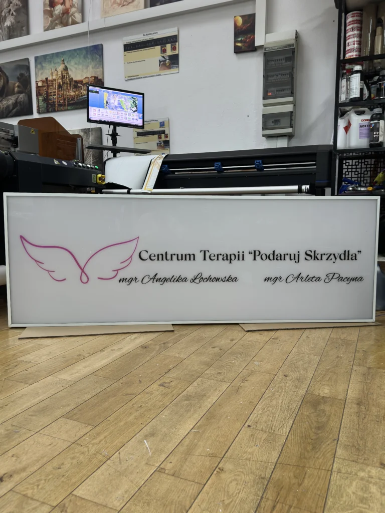 Podświetlany kaseton LED „Podaruj Skrzydła” z nadrukiem na plexi