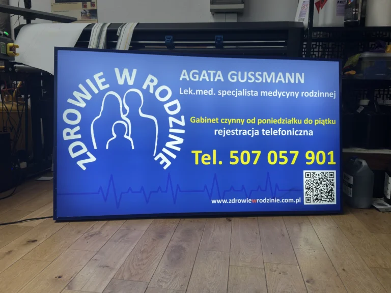 Podświetlany kaseton LED „Zdrowie w Rodzinie” z nadrukiem i kodem QR