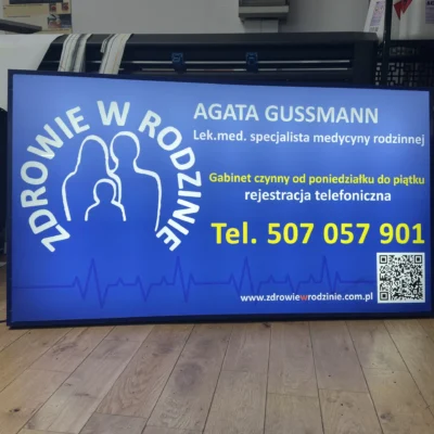 Podświetlany kaseton LED „Zdrowie w Rodzinie” z nadrukiem i kodem QR