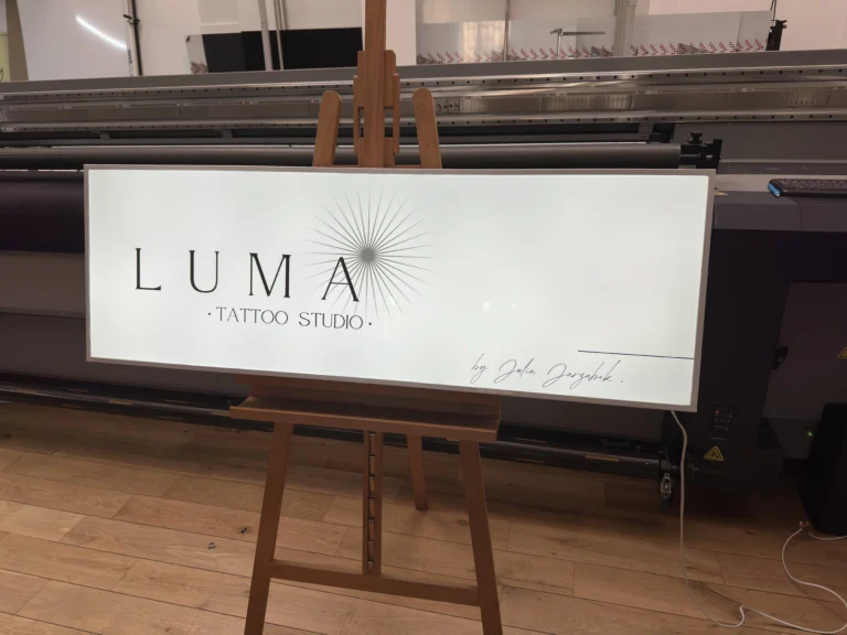 Podświetlany kaseton LED „LUMA Tattoo Studio” z nadrukiem na jasnym froncie