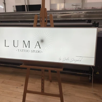 Podświetlany kaseton LED „LUMA Tattoo Studio” z nadrukiem na jasnym froncie