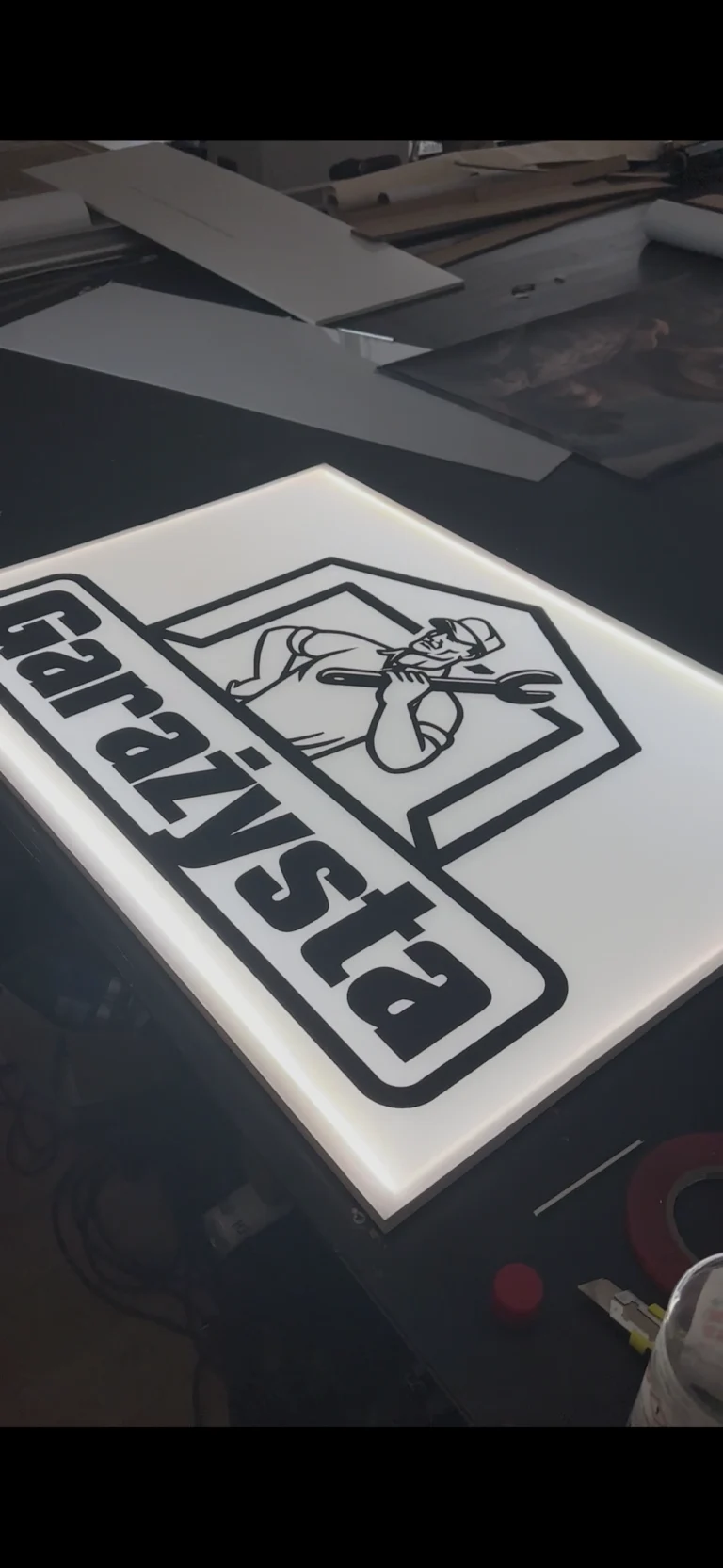Podświetlany kaseton LED „Garażysta” z nadrukiem na białej plexi