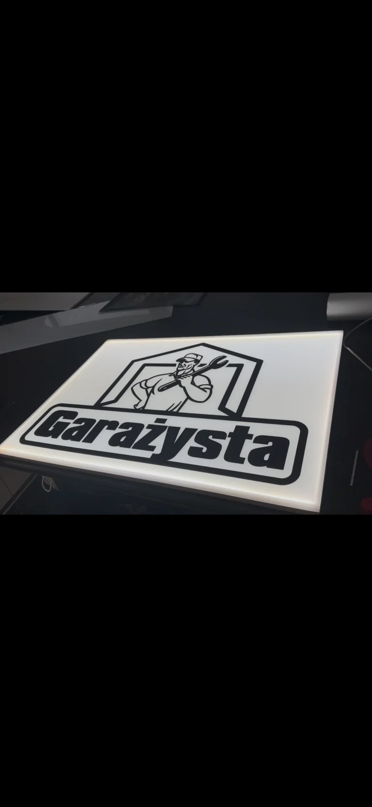 Podświetlany kaseton LED z plexi opal z nadrukiem UV, jasny front i równa poświata
